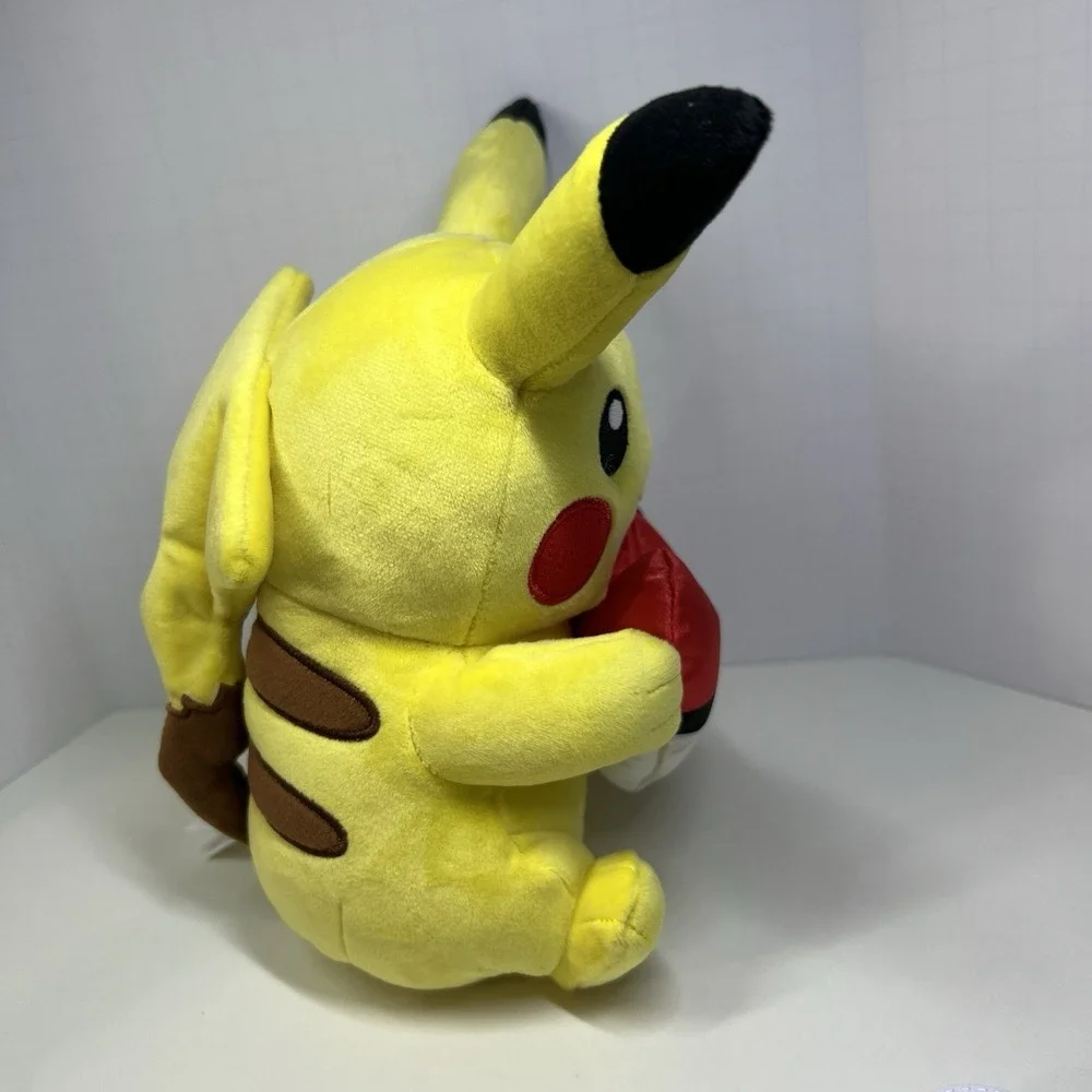 Pokemon Valentines Pikachu‎ Holding Heart Pokeball 8